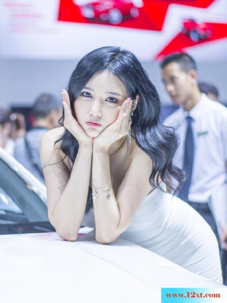丰满车模的白色制服裙诱惑-真是丰满