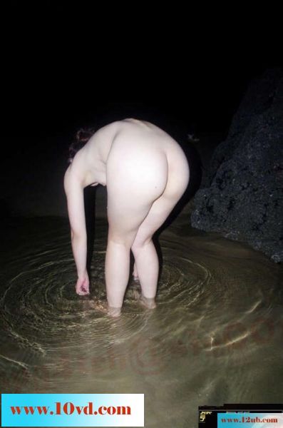带骚妻夜游海边-没带泳衣的她-乾脆脱光裸泳-2