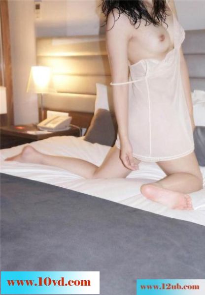 带着小骚女朋友到高级酒店，还没开干就裸着身