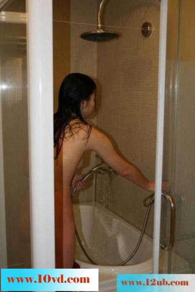 带骚逼女友开房，还没开始就已经手指抠穴(10P