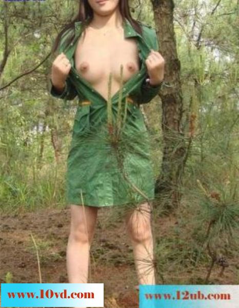 带乳房非常漂亮的少妇外拍(12P)