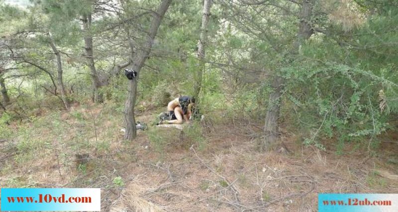 高挑身材的夫妻野外树林草地做爱(18P)