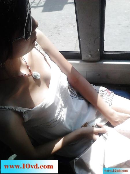 公车冒死偷拍的微乳清纯妹纸_(10P)