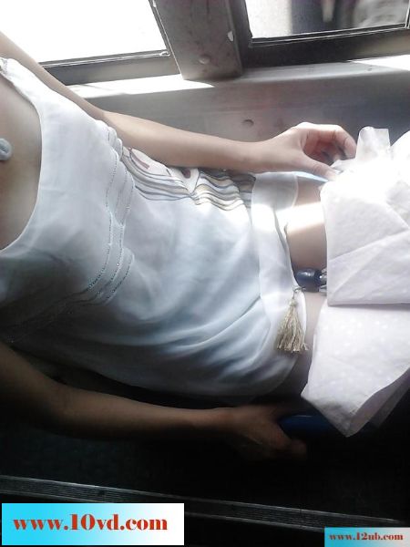 公车冒死偷拍的微乳清纯妹纸_(10P)