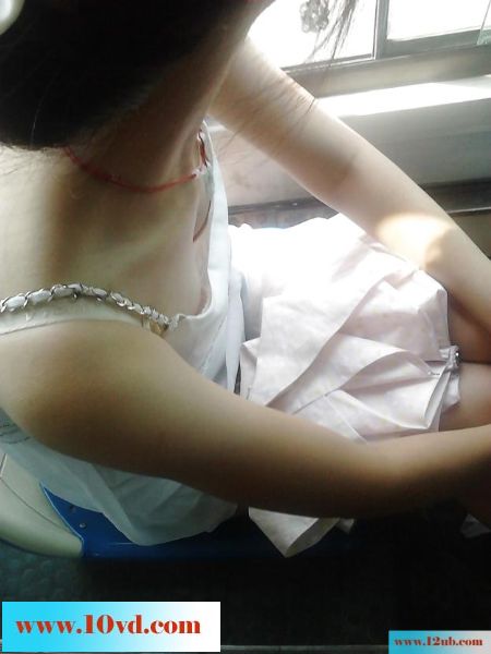 公车冒死偷拍的微乳清纯妹纸_(10P)