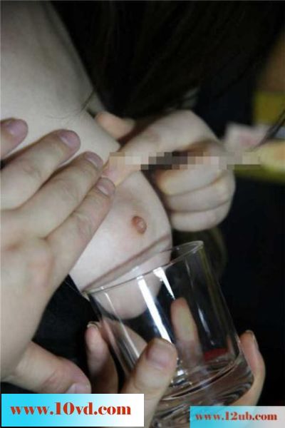 光与影的结合使娇嫩的身体完美呈现-!-!(10P)
