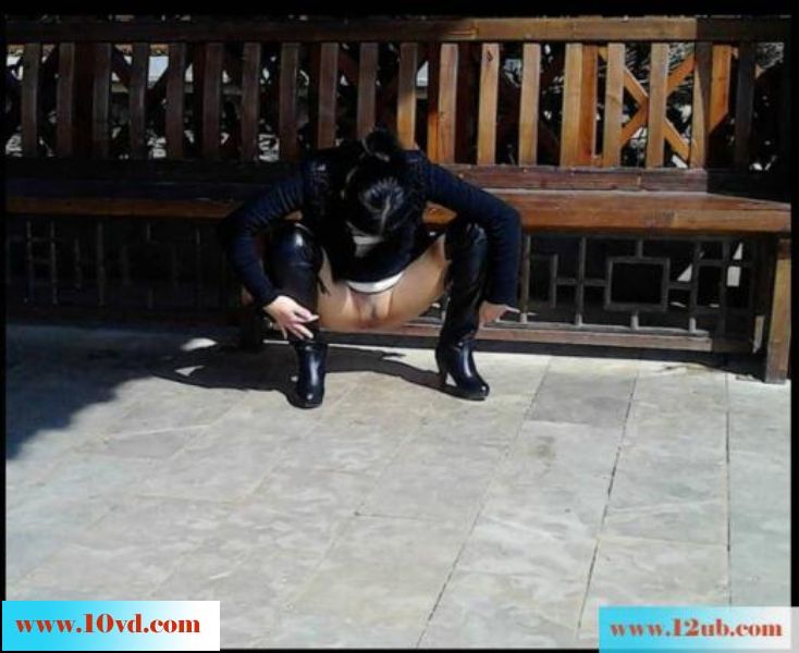 好身材裸穴女不分场合就要秀下骚穴与大家分享