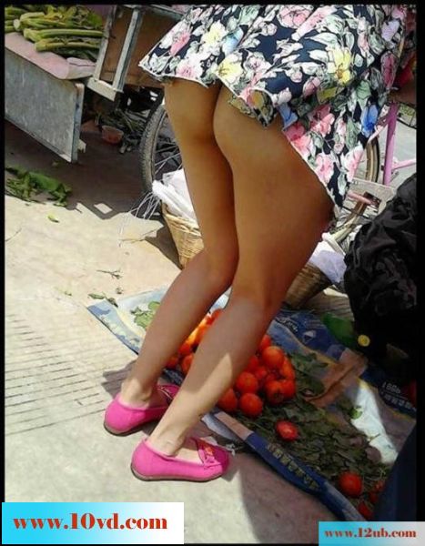 好身材裸穴女不分场合就要秀下骚穴与大家分享