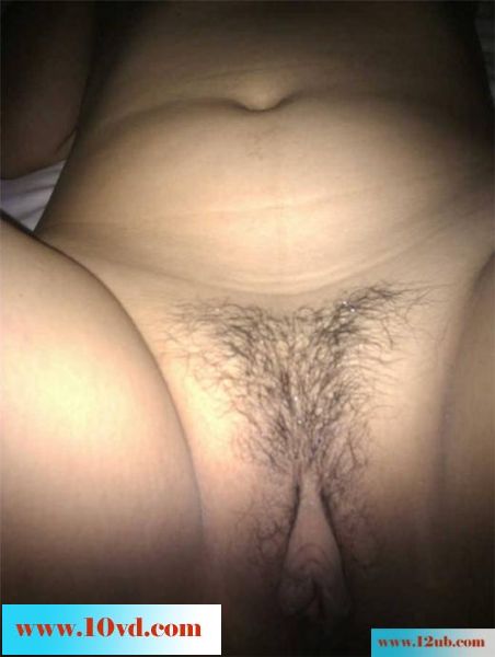 丰满的小肉穴把鸡巴包裹得很舒服(9P)