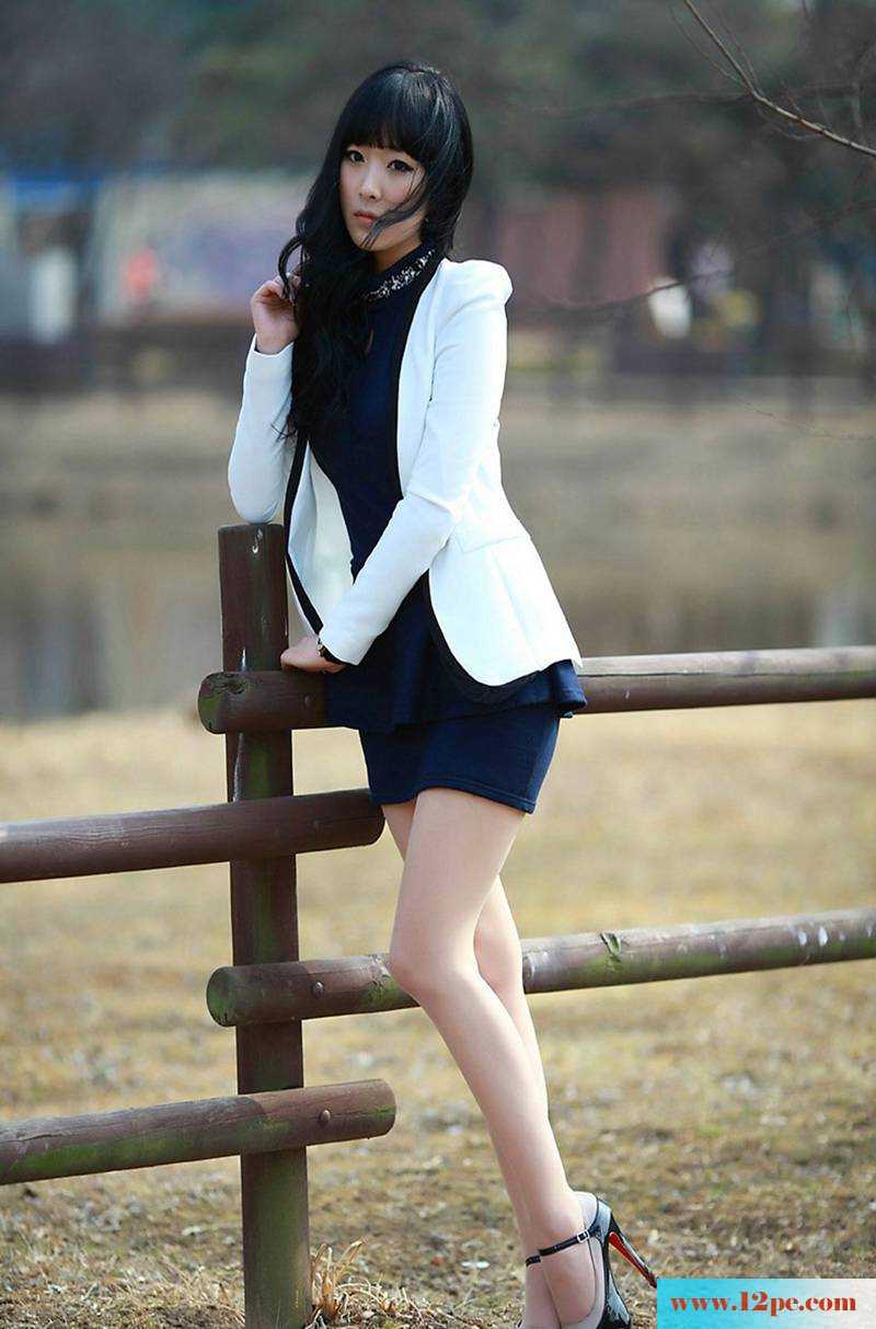 制服丝袜美女路边写真照(12P)