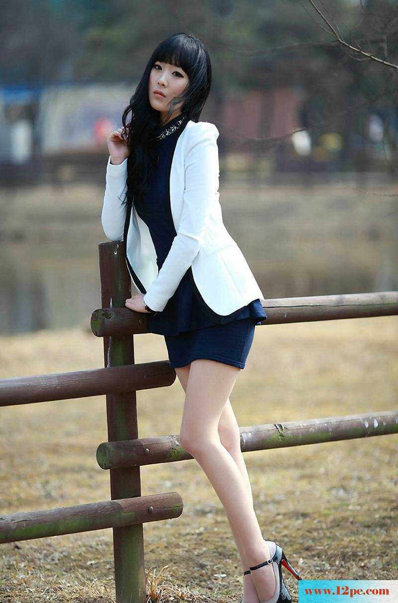 制服丝袜美女路边写真照(12P)
