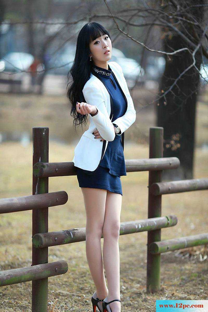 制服丝袜美女路边写真照(12P)