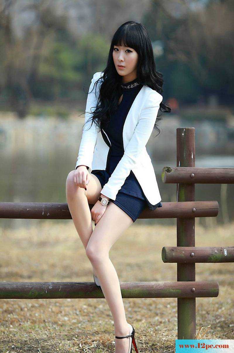 制服丝袜美女路边写真照(12P)