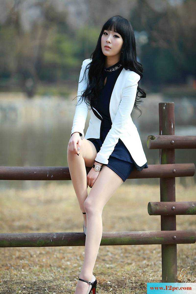 制服丝袜美女路边写真照(12P)