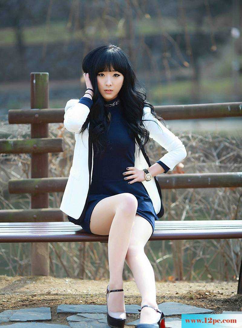 制服丝袜美女路边写真照(12P)