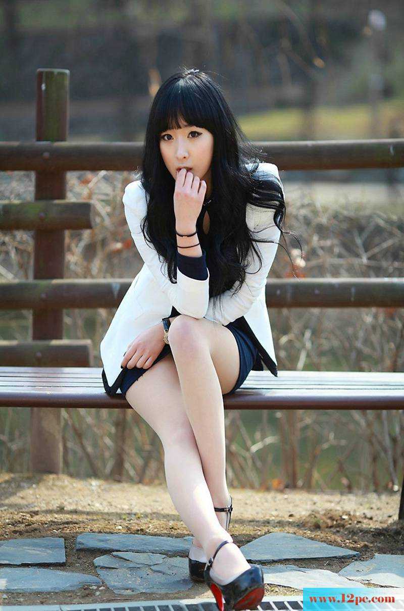制服丝袜美女路边写真照(12P)