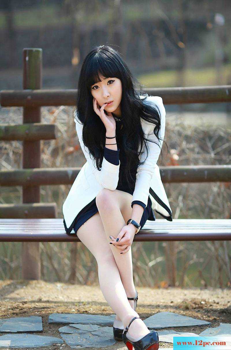 制服丝袜美女路边写真照(12P)
