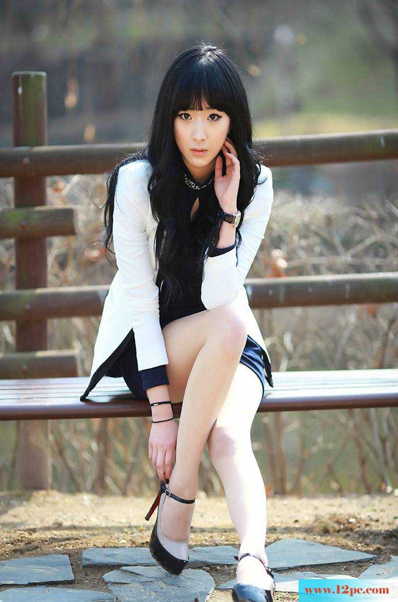 制服丝袜美女路边写真照(12P)