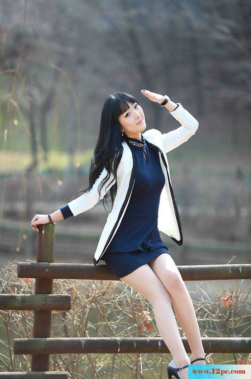 制服丝袜美女路边写真照(12P)