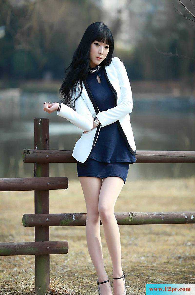 制服丝袜美女路边写真照(12P)