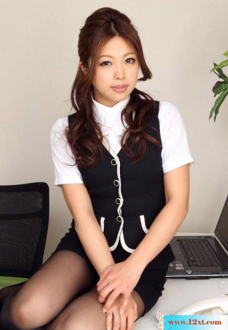 办公室里的黑丝制服女文员-【21P】