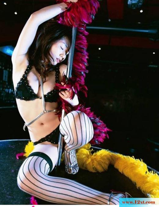 夜店实拍钢管妩媚黑丝美女写真(10P)