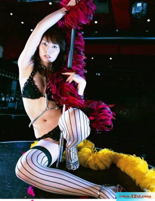 夜店实拍钢管妩媚黑丝美女写真(10P)