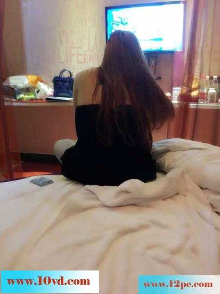 和性感娇妻在情趣酒店疯狂的一夜(37P)