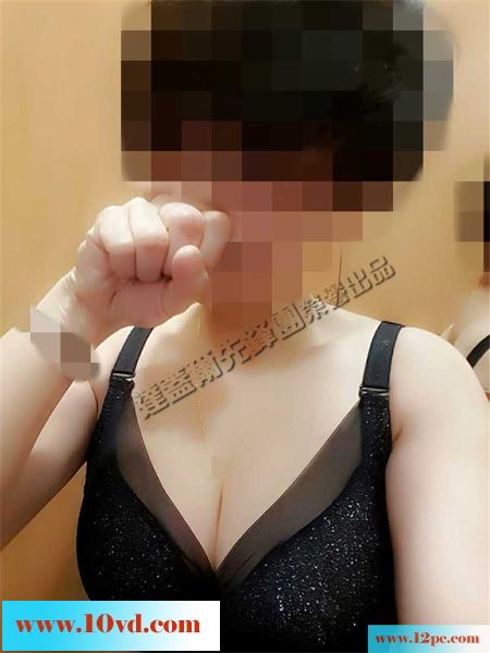黑丝控的大胸女友真空上阵，亲自手势认证(16P