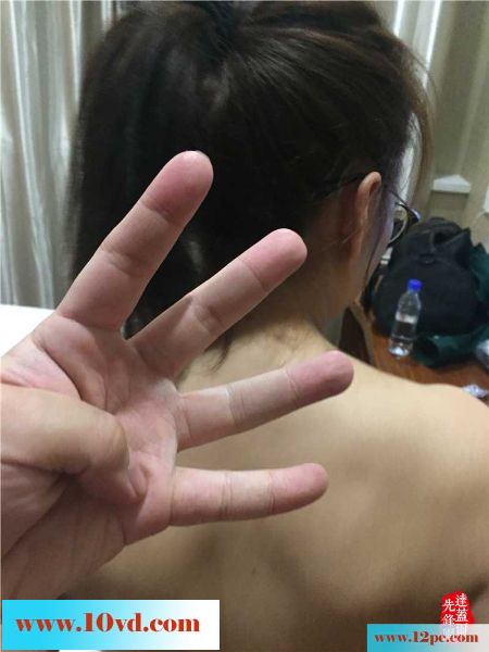 很有女人味的一个人妻，老公出差她也没闲着(
