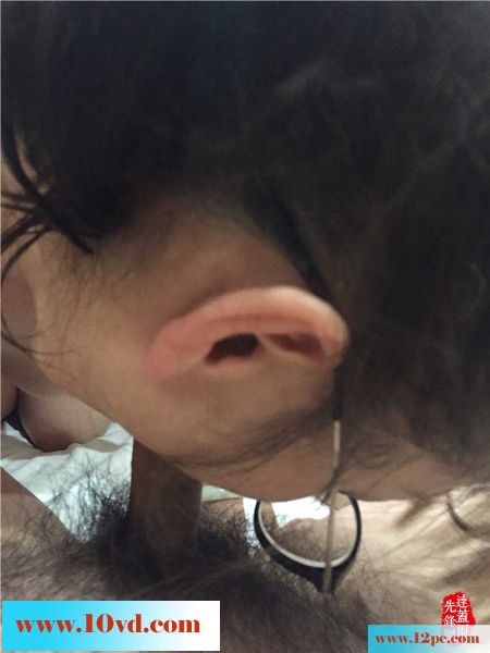 很有女人味的一个人妻，老公出差她也没闲着(