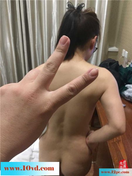 很有女人味的一个人妻，老公出差她也没闲着(