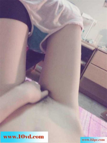 留学生妹子发自拍勾引，最终图书馆内完成她的