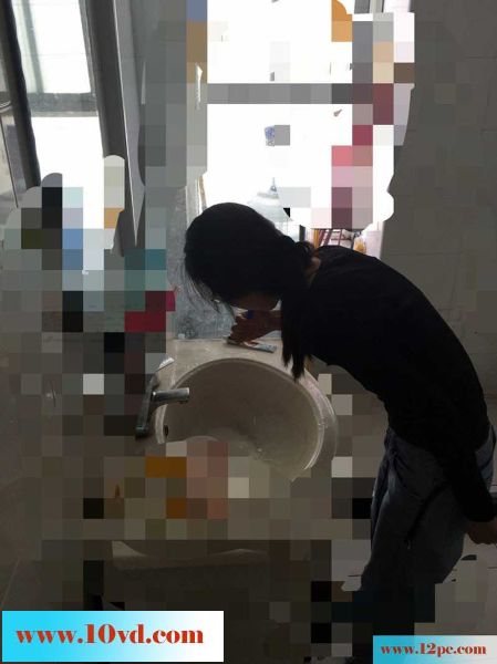 皮肤白皙的学生妹带着射了满身的精液，顾不上