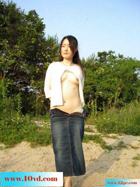 漂亮的性感人妻外拍(10P)