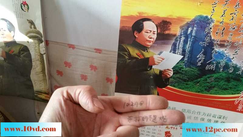 平时端庄文静的村主任在办公室里跪下给我口交