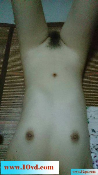 平胸妹子自拍(11P)