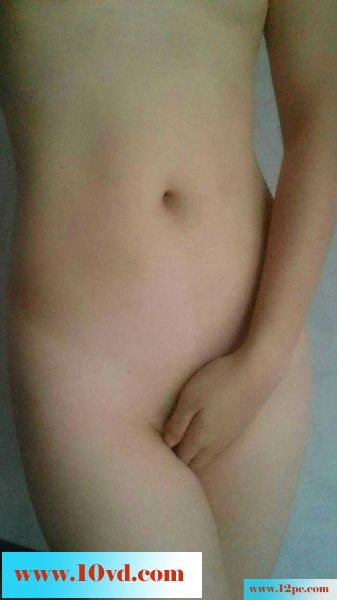 平胸妹子自拍(11P)