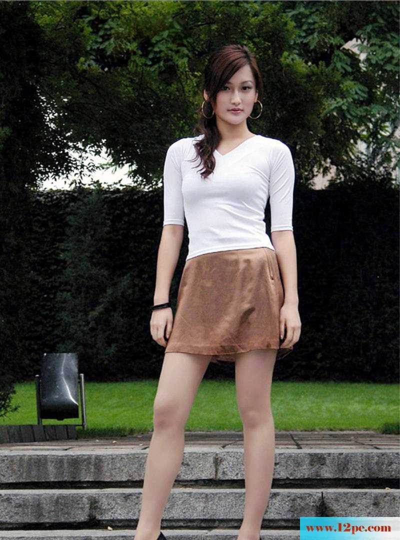肤白如雪的公园里肉丝袜高跟鞋美女(10P)