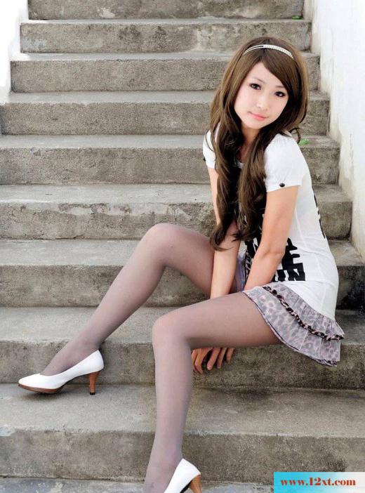 纯情的90后女生爱秀美腿丝袜(20P)
