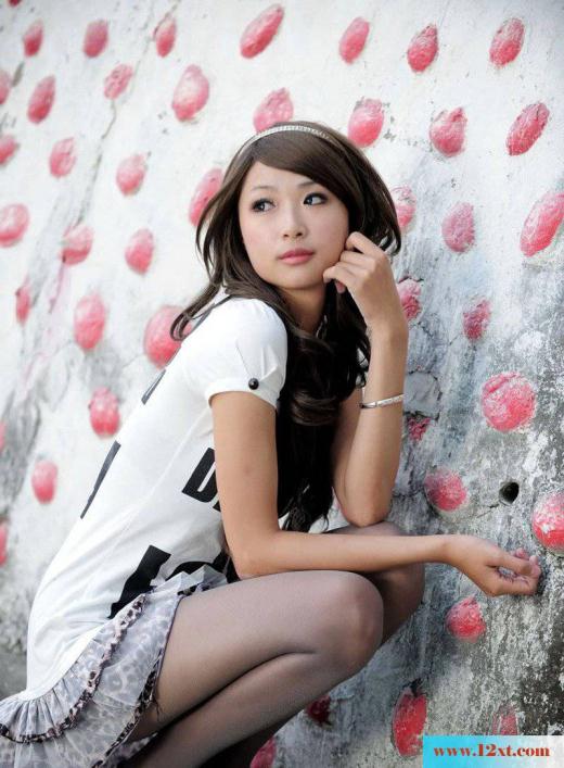 纯情的90后女生爱秀美腿丝袜(20P)