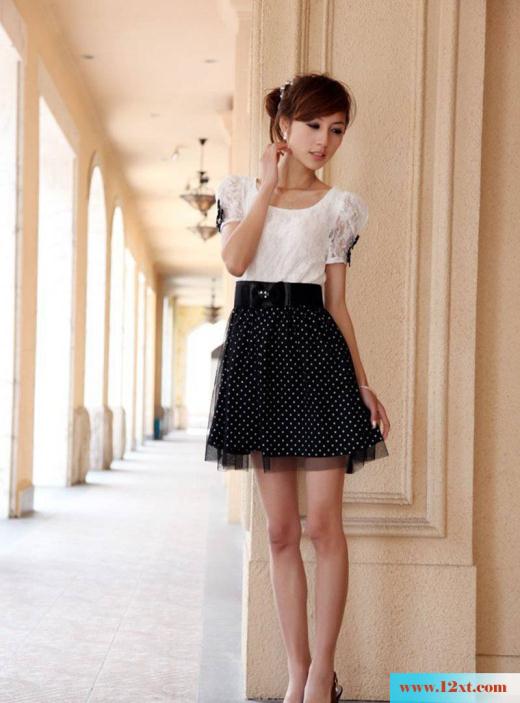 短裙羞涩小美女外拍裸腿(15P)