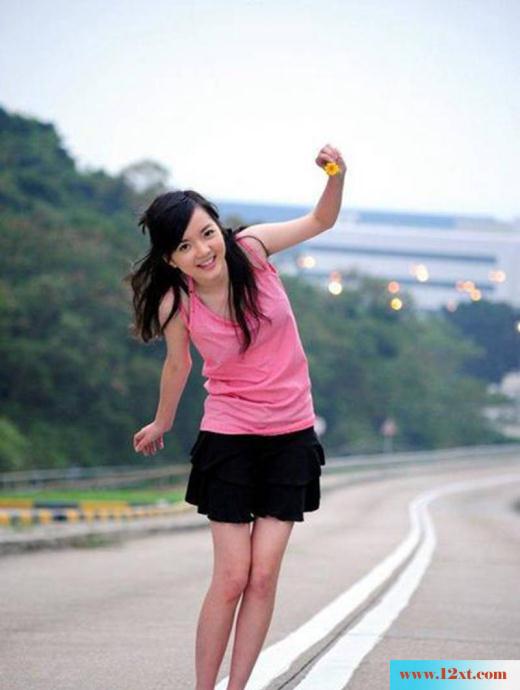 粉衣短裙美女公路秀美腿(13P)