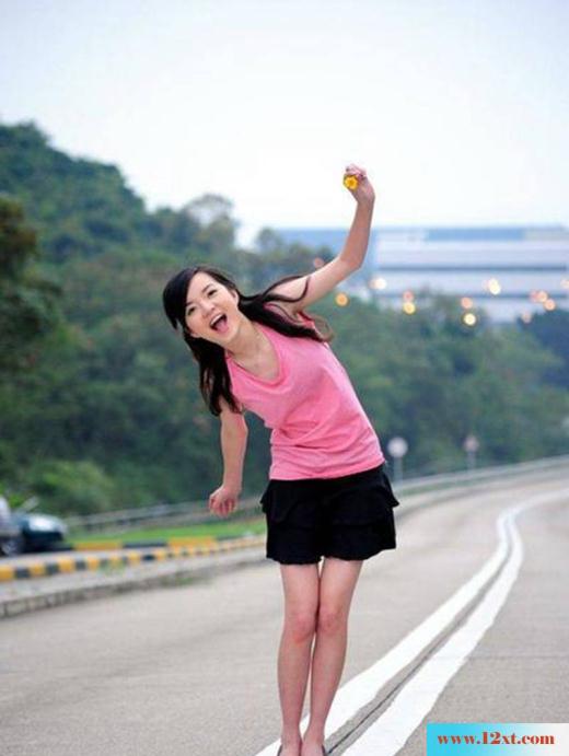 粉衣短裙美女公路秀美腿(13P)
