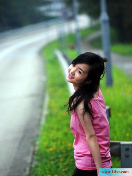 粉衣短裙美女公路秀美腿(13P)