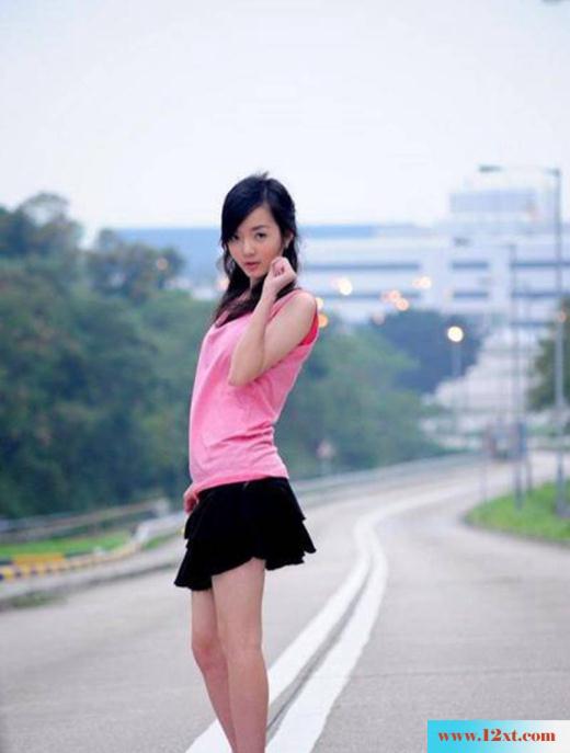 粉衣短裙美女公路秀美腿(13P)