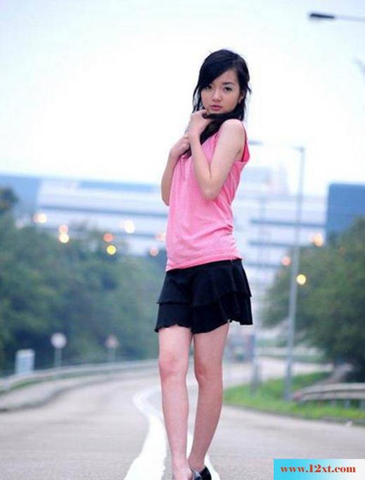 粉衣短裙美女公路秀美腿(13P)