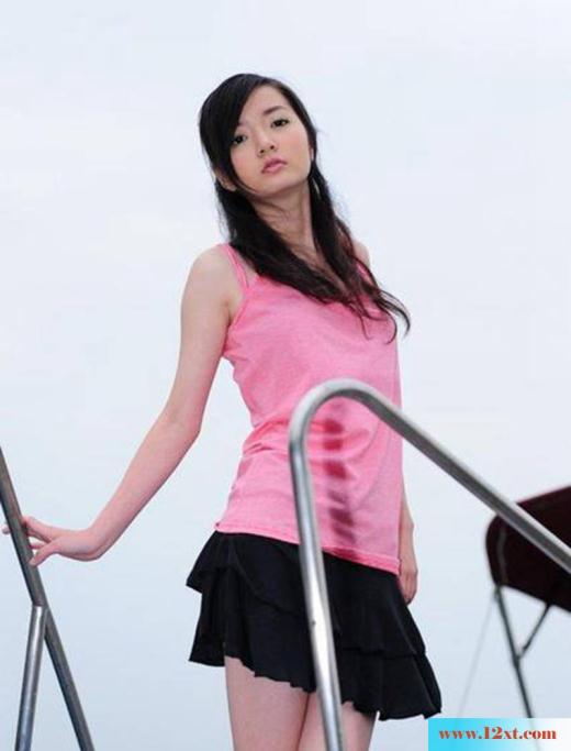 粉衣短裙美女公路秀美腿(13P)