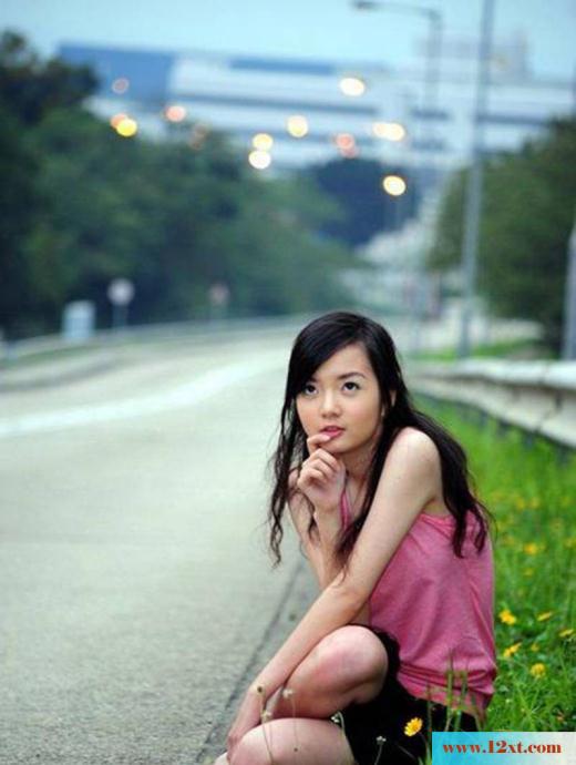 粉衣短裙美女公路秀美腿(13P)