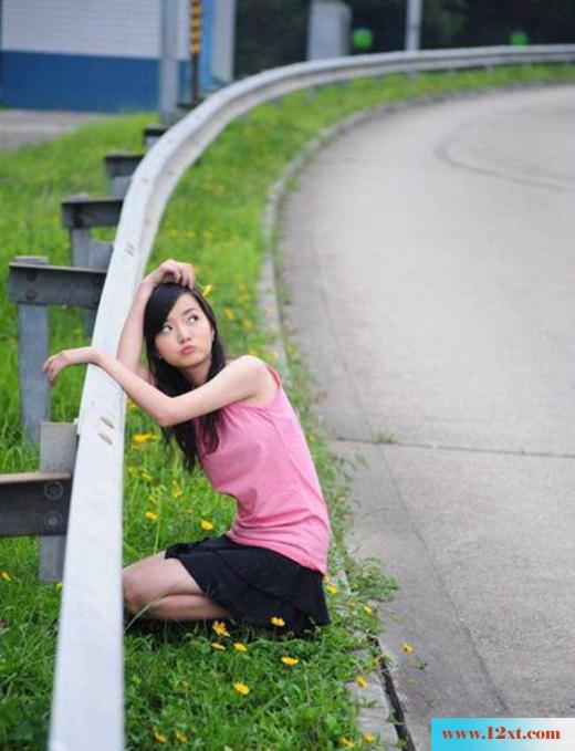 粉衣短裙美女公路秀美腿(13P)